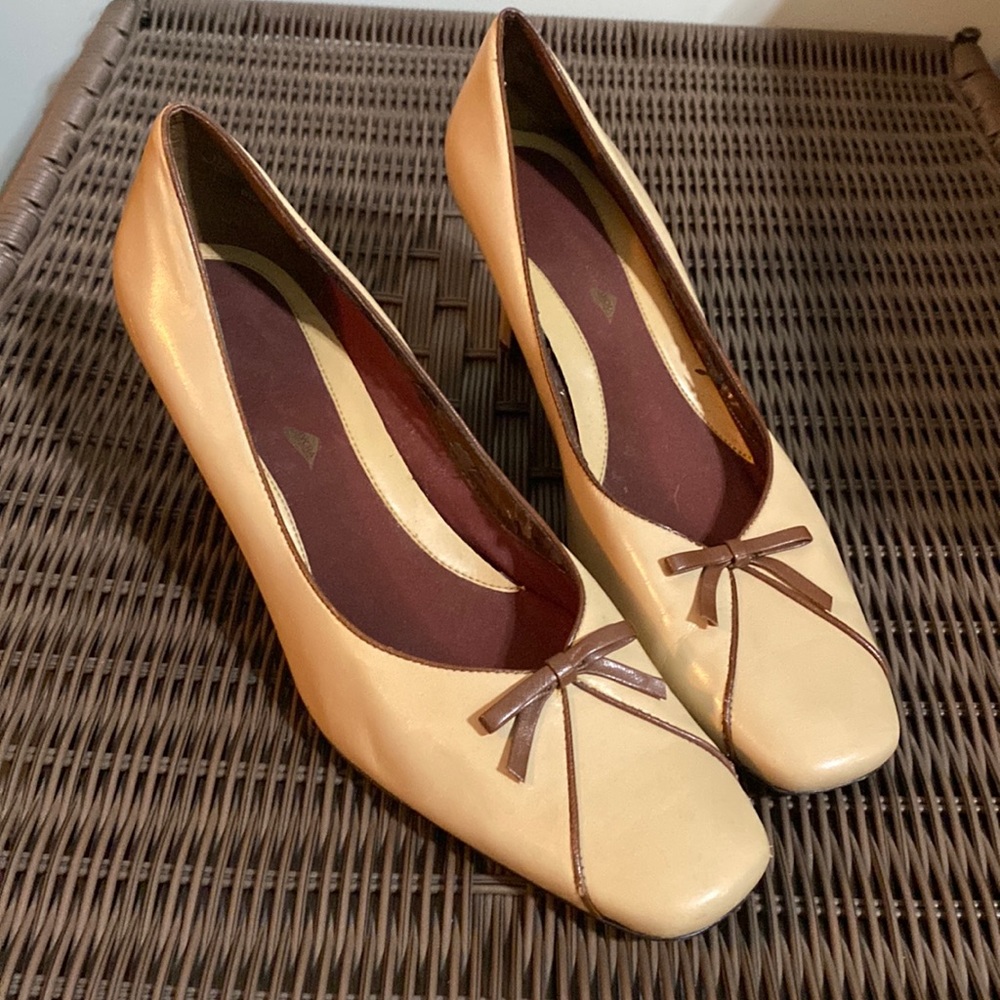 Vintage tan and brown heels